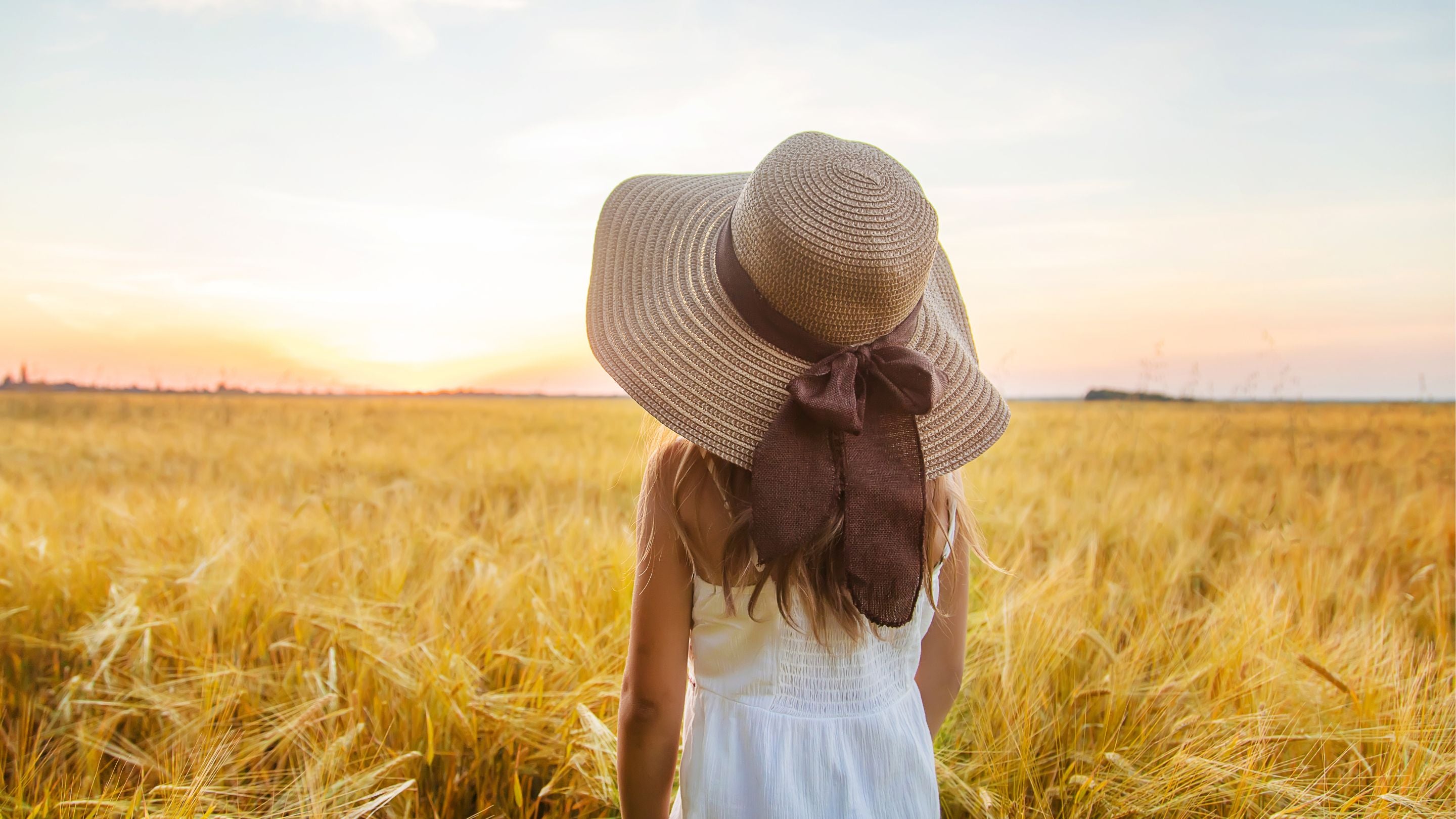 Chapeau De Cérémonie En Paille Beige - Tulle, Feuilles Mauves, Perles (Occasion)